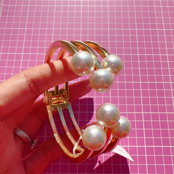 Susan Graver gold tone bangle spring adjustment white pearls new with tag - Picture 4 of 5